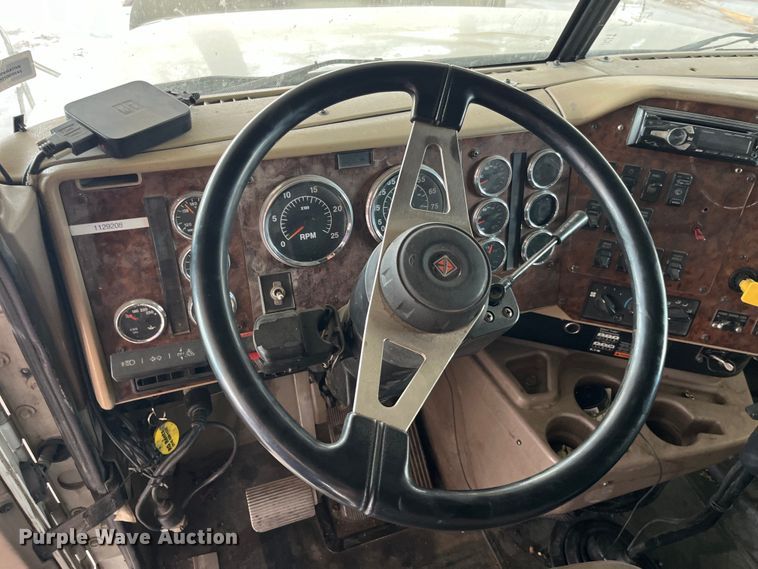 image for item LD9352 2006 International 9400i semi truck