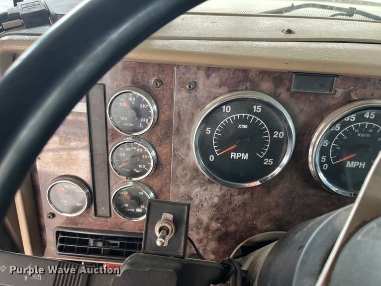 image for item LD9352 2006 International 9400i semi truck