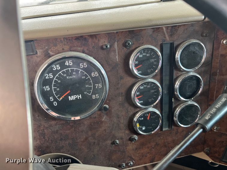 image for item LD9352 2006 International 9400i semi truck