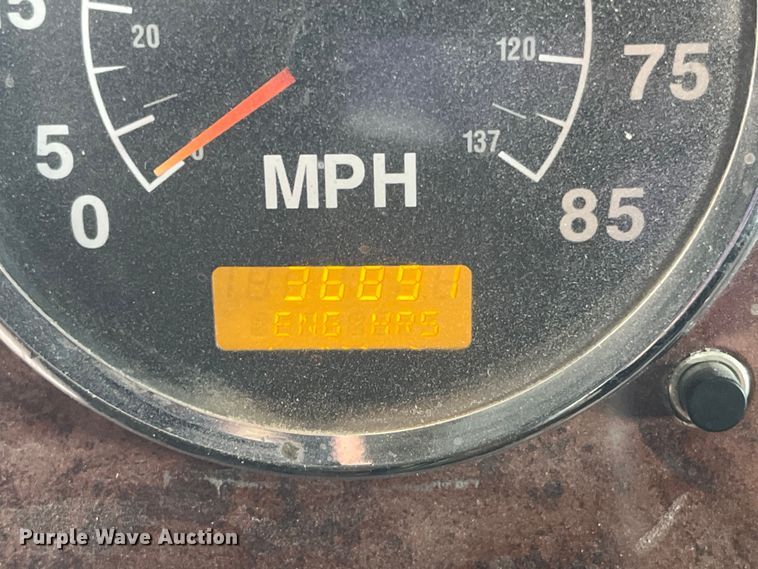 image for item LD9352 2006 International 9400i semi truck