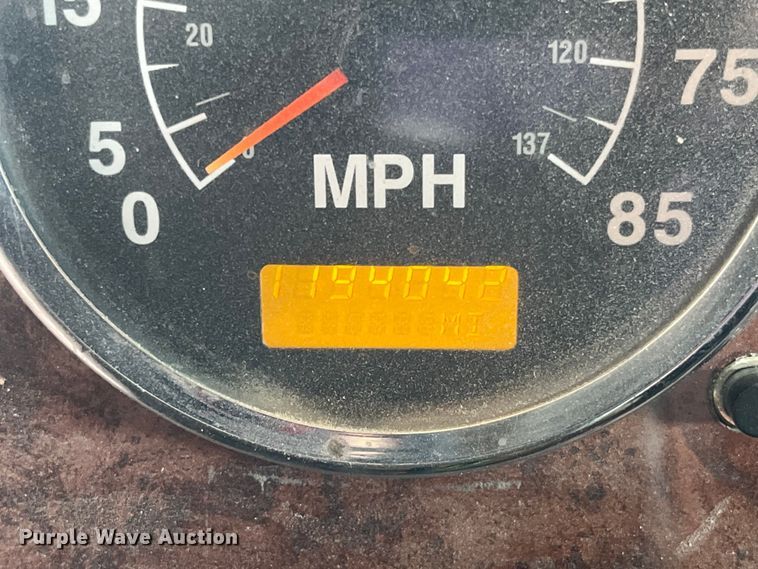 image for item LD9352 2006 International 9400i semi truck