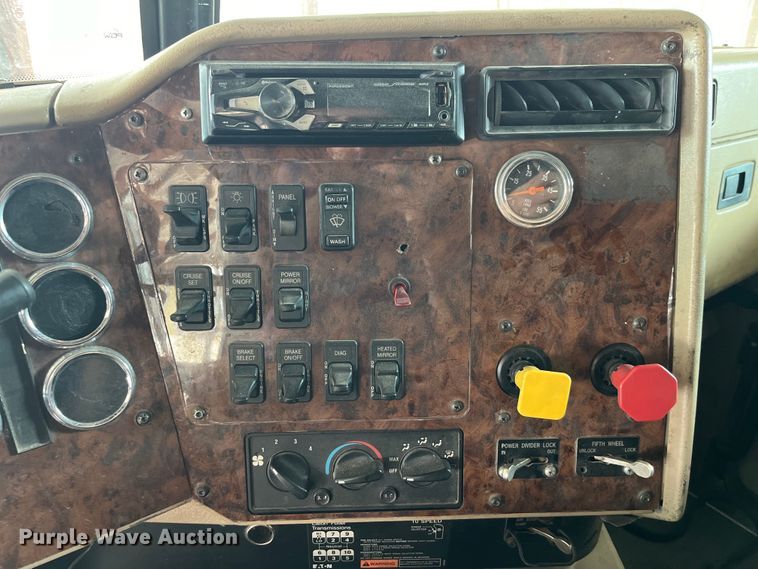 image for item LD9352 2006 International 9400i semi truck