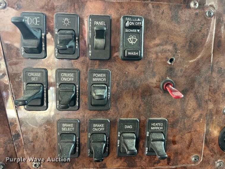 image for item LD9352 2006 International 9400i semi truck