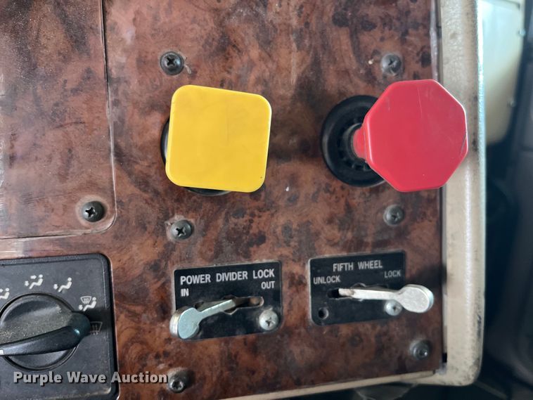 image for item LD9352 2006 International 9400i semi truck