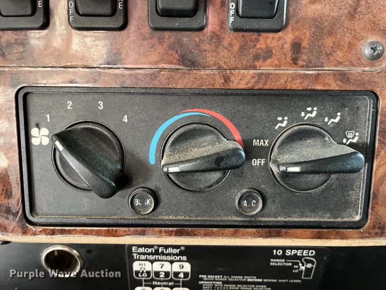 image for item LD9352 2006 International 9400i semi truck