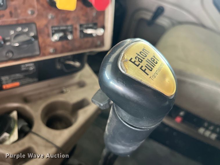 image for item LD9352 2006 International 9400i semi truck