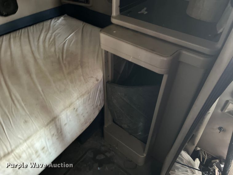 image for item LD9352 2006 International 9400i semi truck