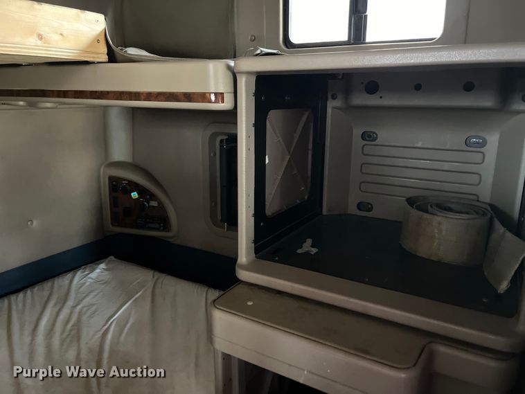 image for item LD9352 2006 International 9400i semi truck