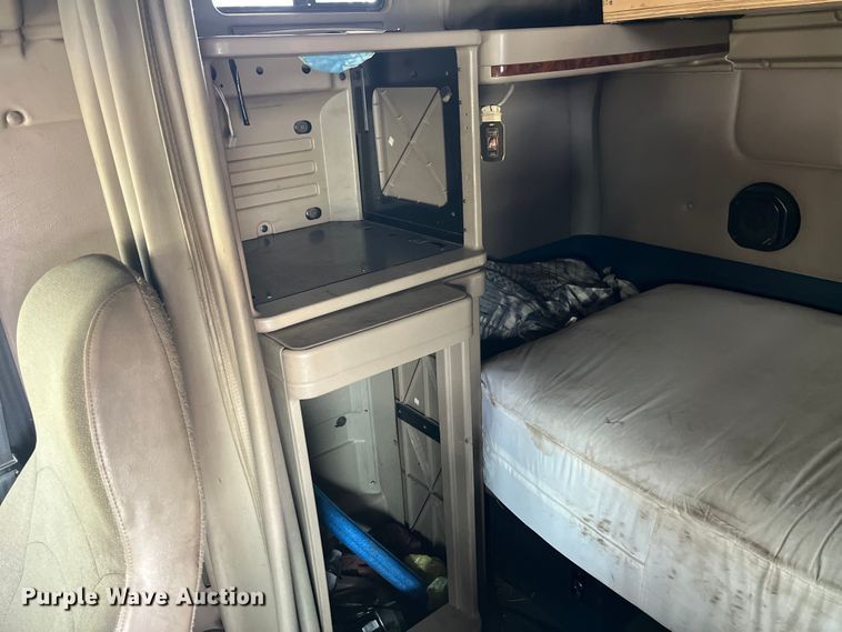 image for item LD9352 2006 International 9400i semi truck