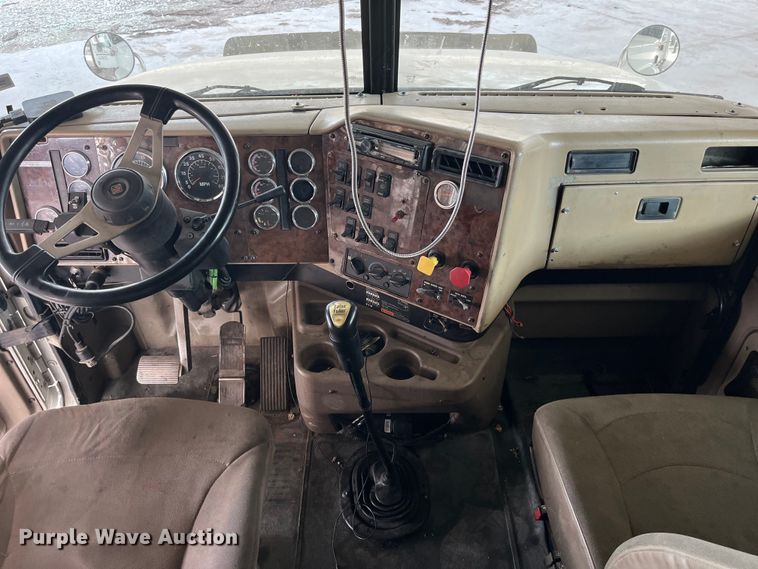 image for item LD9352 2006 International 9400i semi truck