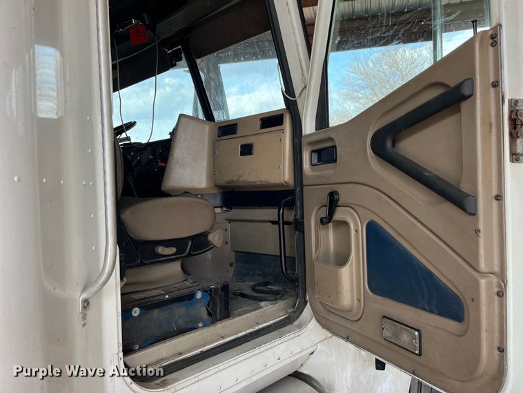 image for item LD9352 2006 International 9400i semi truck