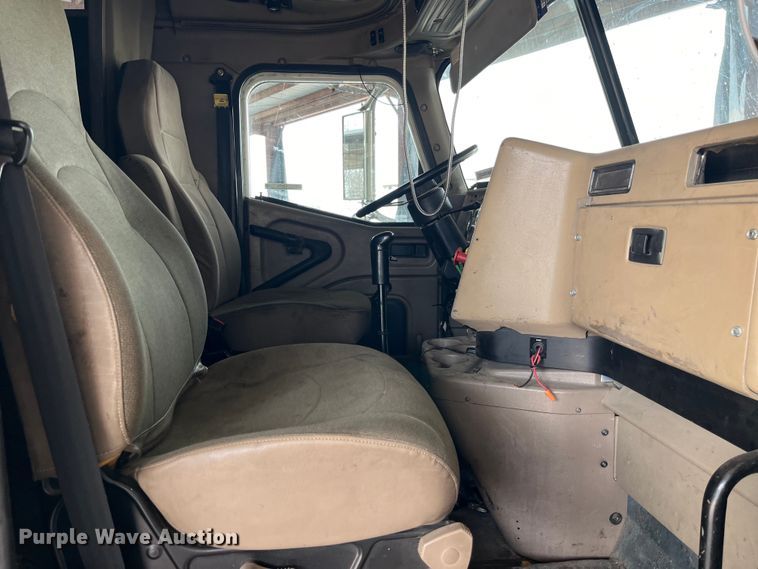 image for item LD9352 2006 International 9400i semi truck