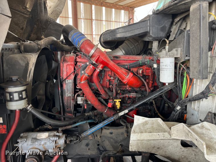 image for item LD9352 2006 International 9400i semi truck