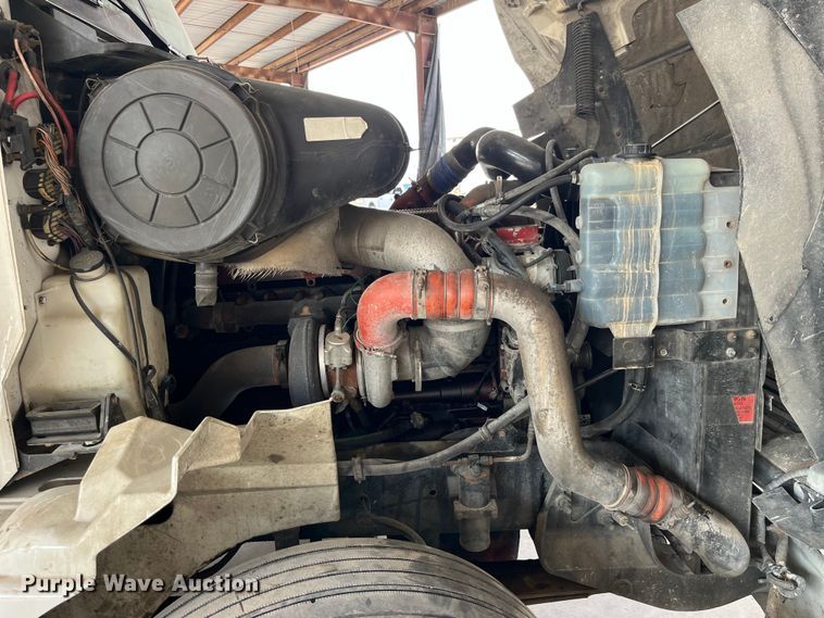 image for item LD9352 2006 International 9400i semi truck