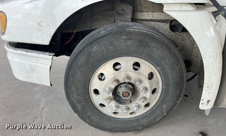 image for item LD9352 2006 International 9400i semi truck