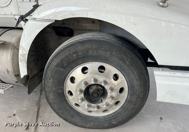 image for item LD9352 2006 International 9400i semi truck