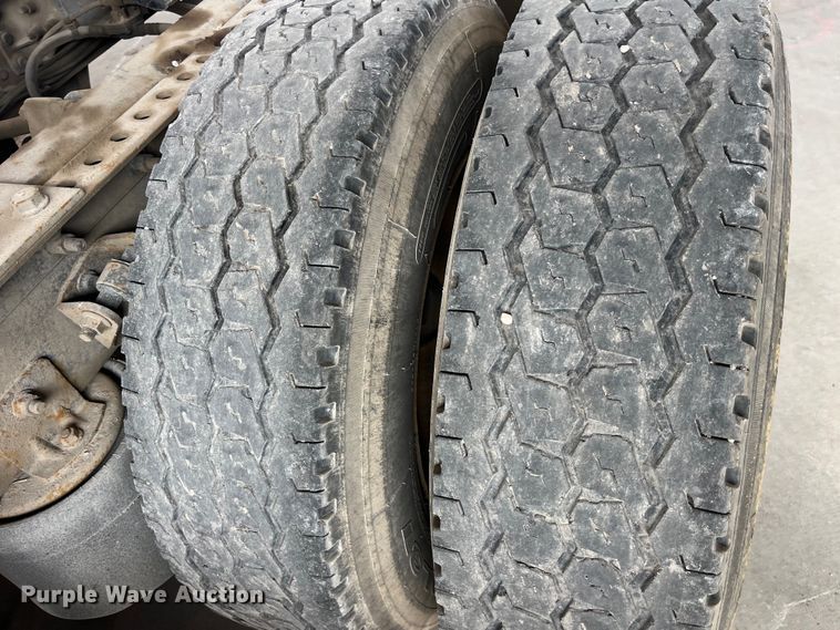 image for item LD9352 2006 International 9400i semi truck