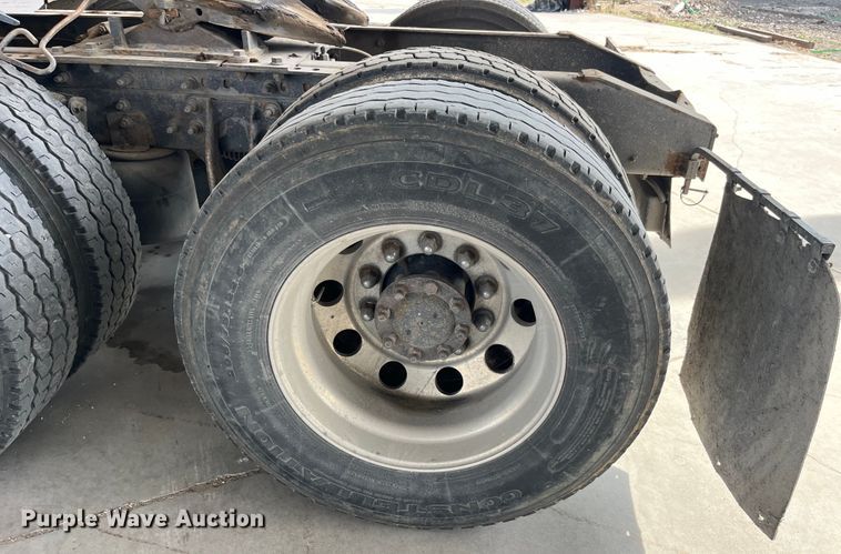 image for item LD9352 2006 International 9400i semi truck