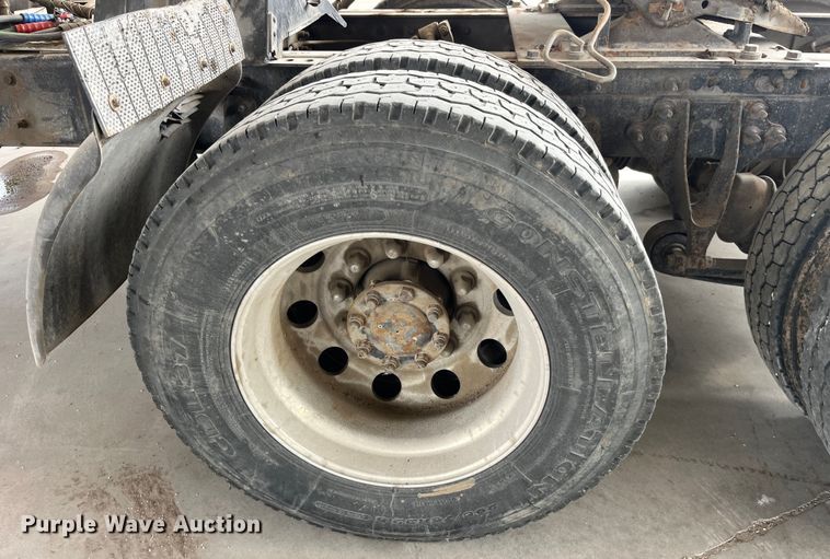 image for item LD9352 2006 International 9400i semi truck