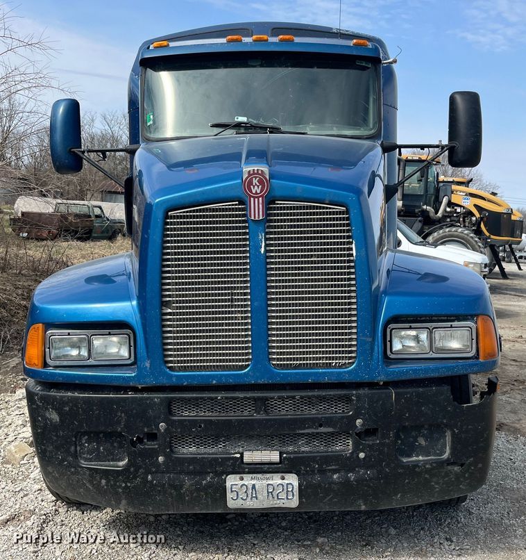 image for item LD9360 2006 Kenworth T600 semi truck
