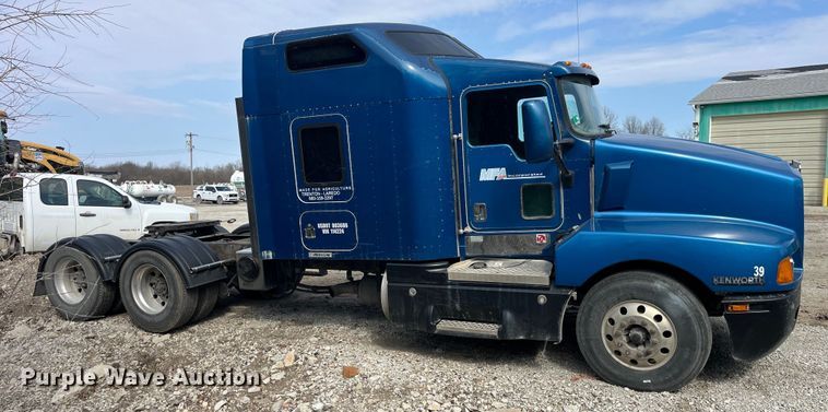 image for item LD9360 2006 Kenworth T600 semi truck