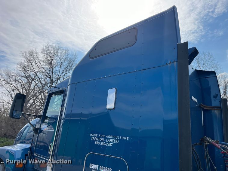 image for item LD9360 2006 Kenworth T600 semi truck