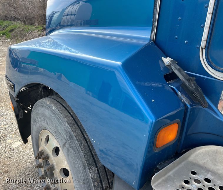 image for item LD9360 2006 Kenworth T600 semi truck