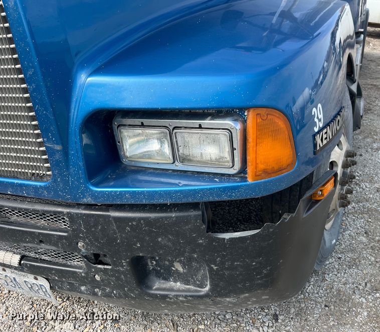 image for item LD9360 2006 Kenworth T600 semi truck