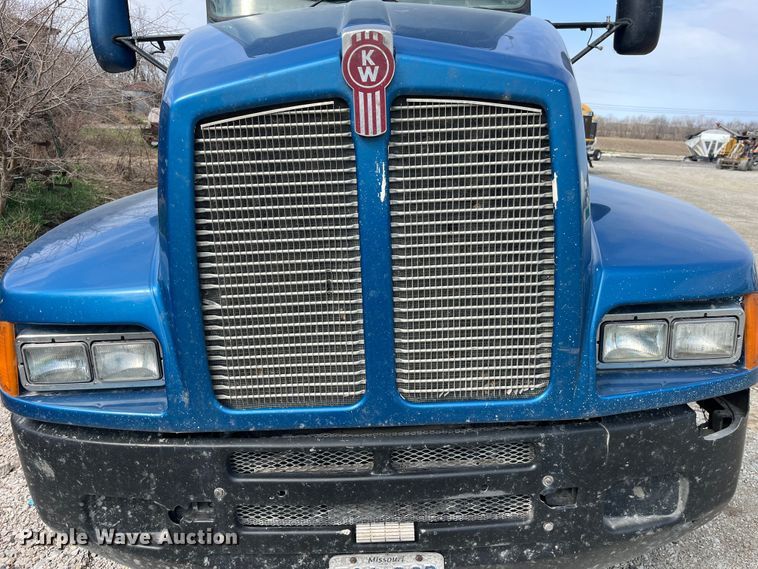 image for item LD9360 2006 Kenworth T600 semi truck