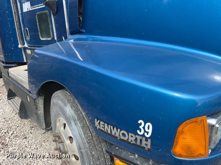 image for item LD9360 2006 Kenworth T600 semi truck