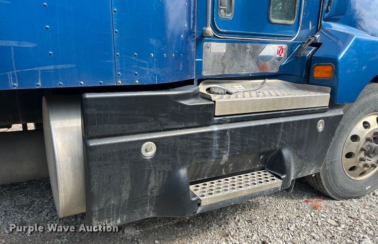 image for item LD9360 2006 Kenworth T600 semi truck