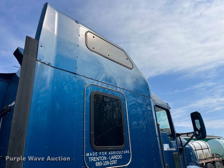 image for item LD9360 2006 Kenworth T600 semi truck