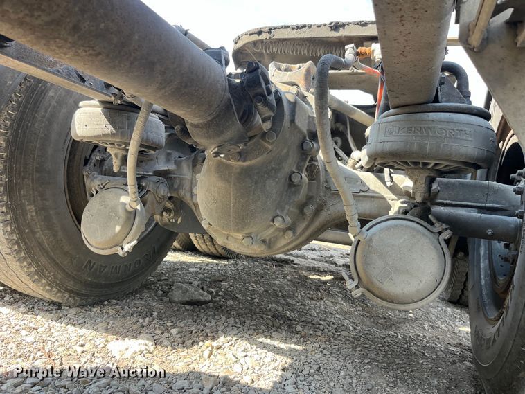 image for item LD9360 2006 Kenworth T600 semi truck