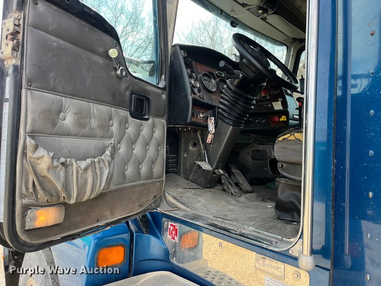 image for item LD9360 2006 Kenworth T600 semi truck