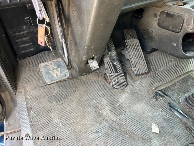 image for item LD9360 2006 Kenworth T600 semi truck