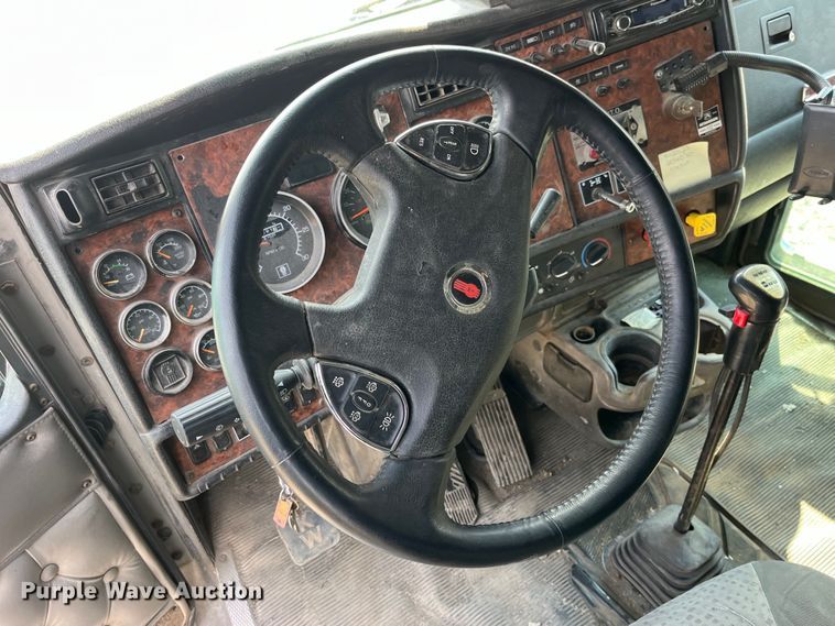 image for item LD9360 2006 Kenworth T600 semi truck