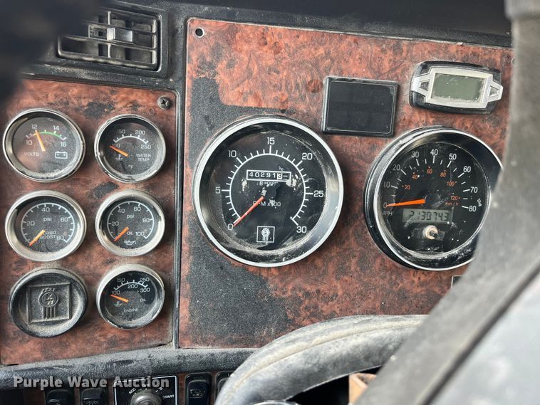 image for item LD9360 2006 Kenworth T600 semi truck