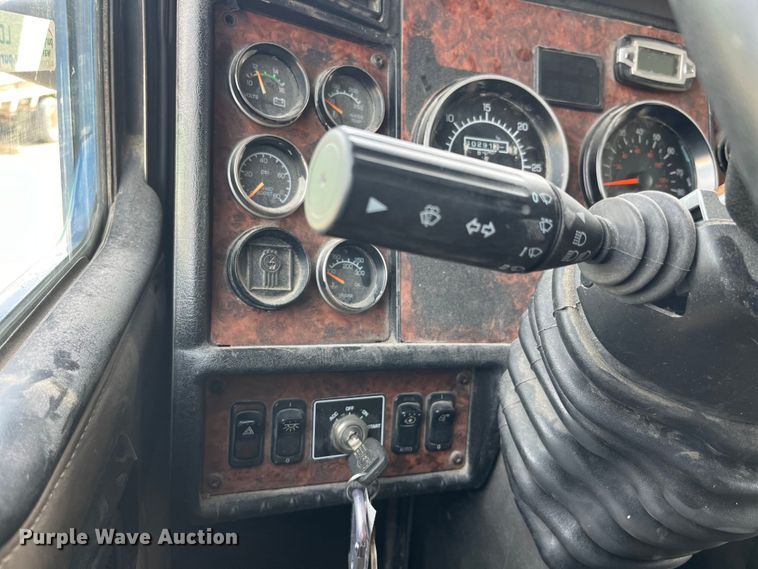 image for item LD9360 2006 Kenworth T600 semi truck