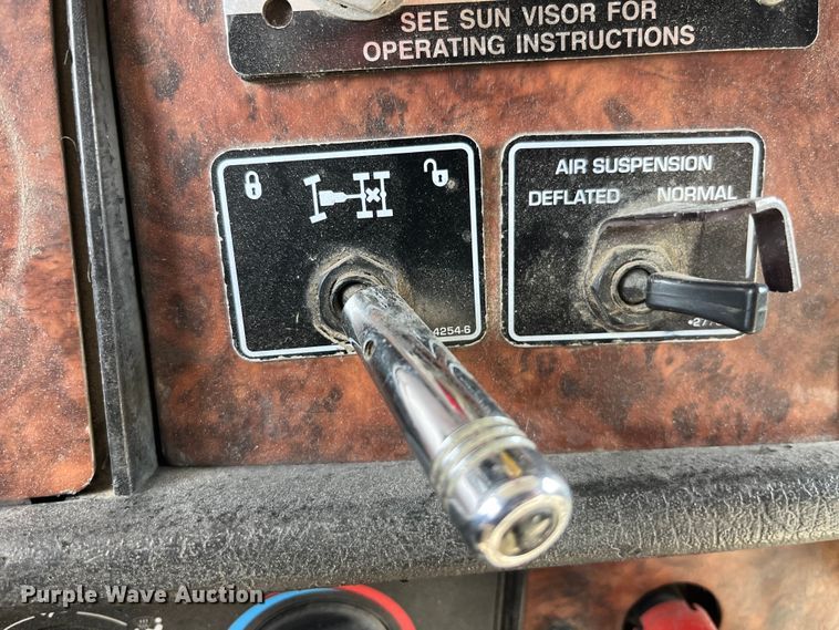 image for item LD9360 2006 Kenworth T600 semi truck