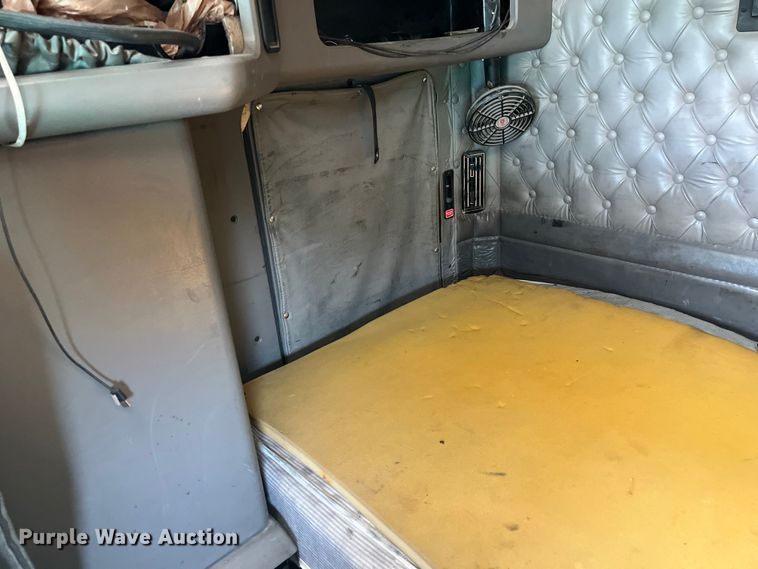 image for item LD9360 2006 Kenworth T600 semi truck