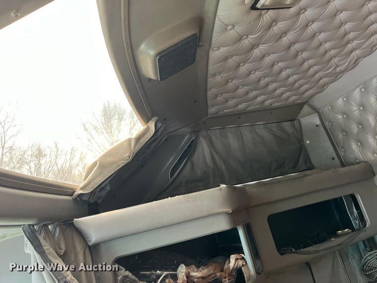 image for item LD9360 2006 Kenworth T600 semi truck