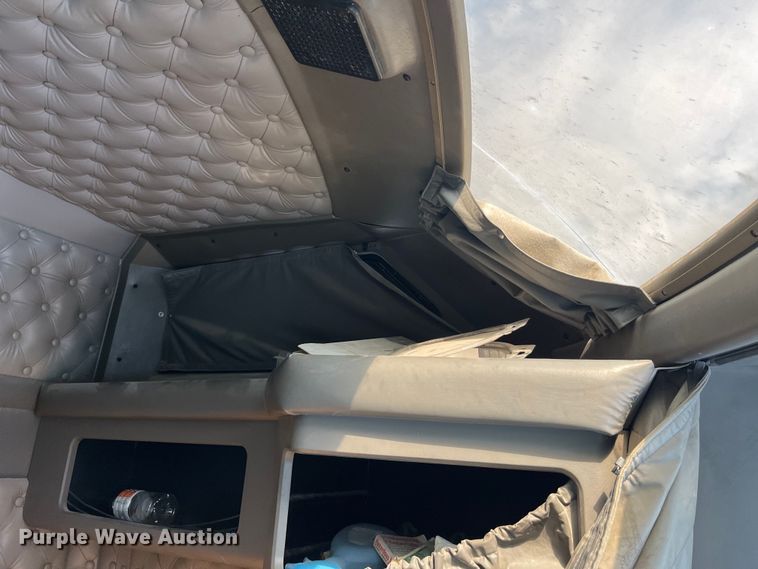 image for item LD9360 2006 Kenworth T600 semi truck