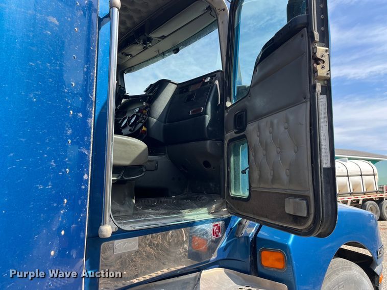 image for item LD9360 2006 Kenworth T600 semi truck