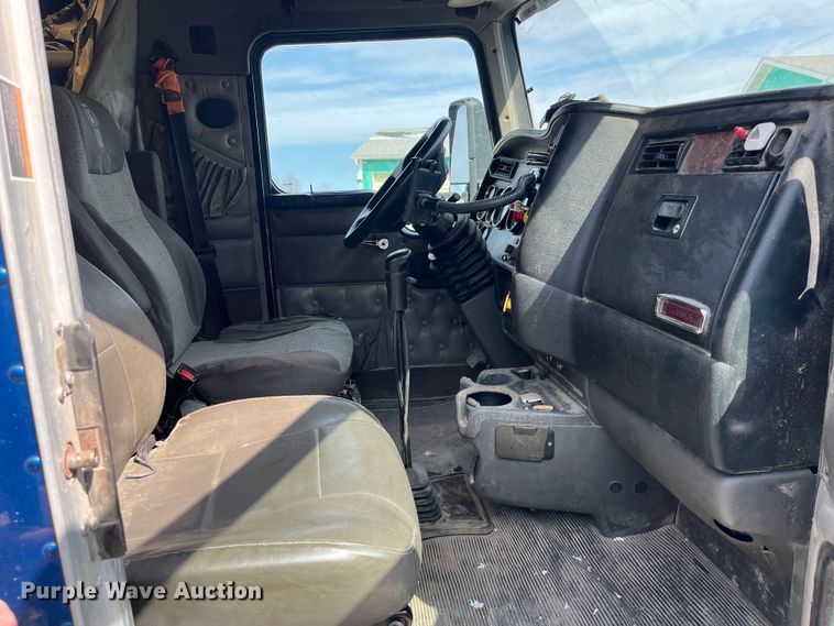 image for item LD9360 2006 Kenworth T600 semi truck