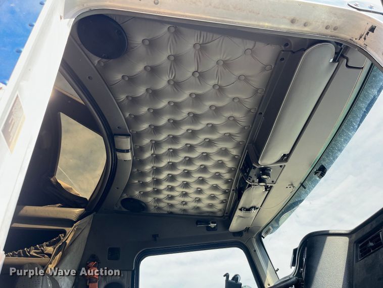 image for item LD9360 2006 Kenworth T600 semi truck