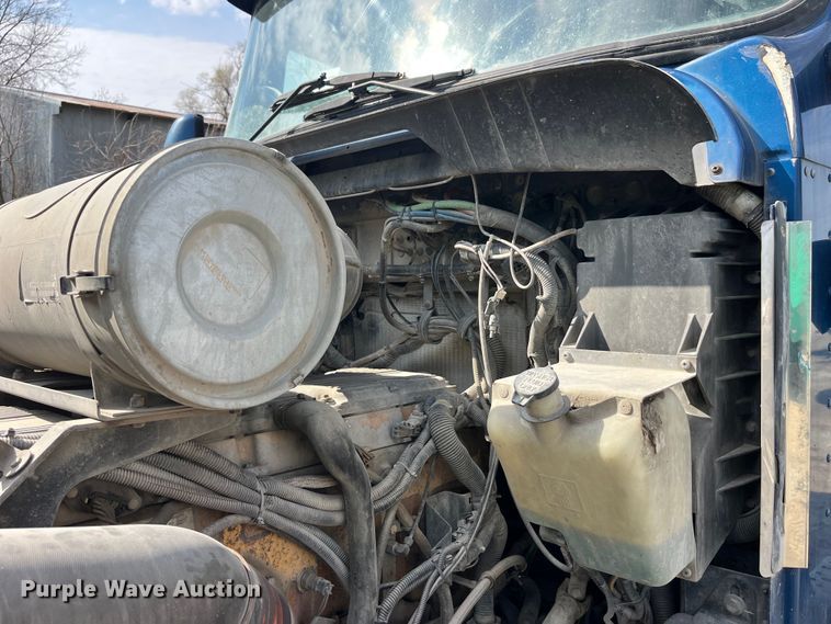 image for item LD9360 2006 Kenworth T600 semi truck