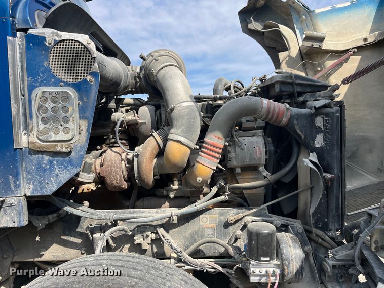 image for item LD9360 2006 Kenworth T600 semi truck