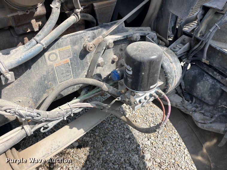 image for item LD9360 2006 Kenworth T600 semi truck