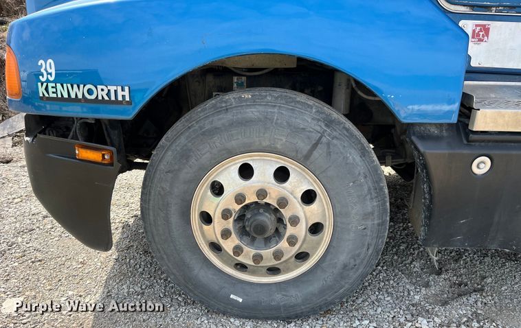 image for item LD9360 2006 Kenworth T600 semi truck