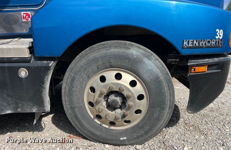 image for item LD9360 2006 Kenworth T600 semi truck